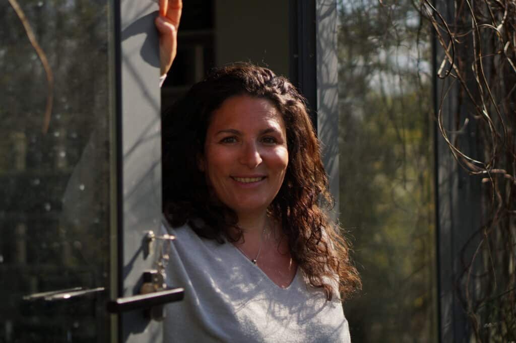 Delphine Koniarski, praticienne en psychologie, naturopathie et réflexologie, porteuse du projet Delphinitea à Waterloo | Delphinitea