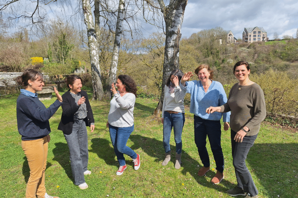 Atelier thérapie par le rire, animé par Delphine Koniarski, praticienne en psychologie, naturopathie et réflexologie, porteuse du projet Delphinitea à Waterloo | Delphinitea