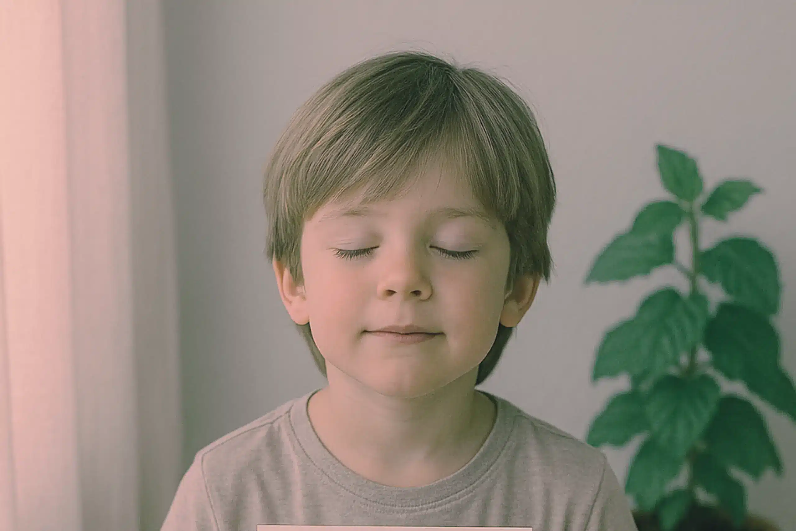 un enfant apprenant à bien respirer lors d'un atelier bien-être animé par Delphine Koniarski de Delphinitea