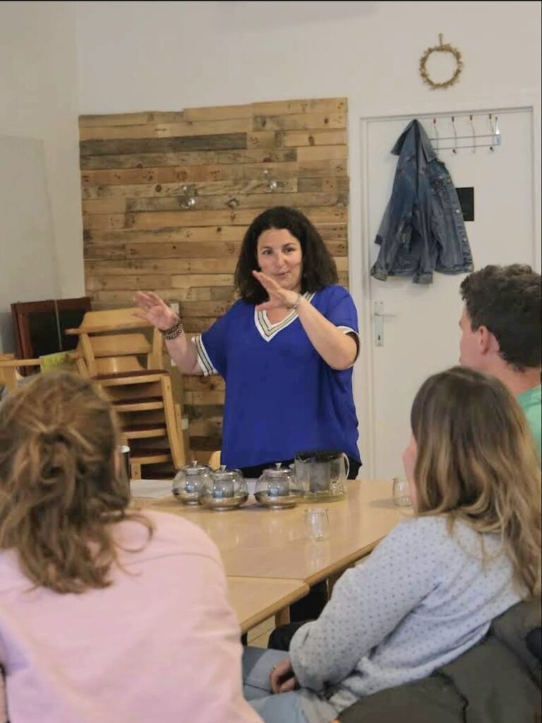 Delphine Koniarski, praticienne en psychologie, naturopathie et réflexologie, animant un atelier bien-être en entreprise | Delphinitea