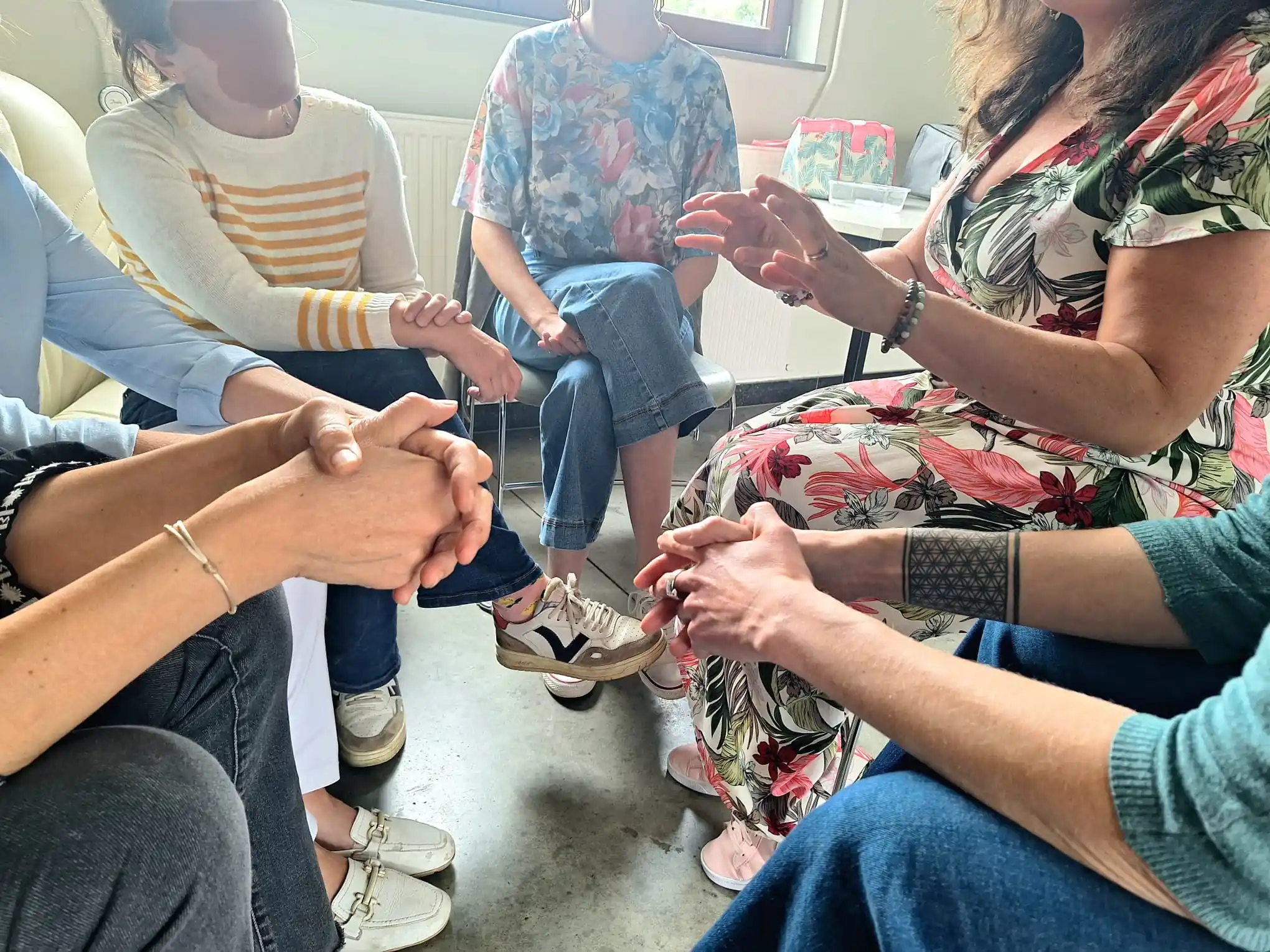 Groupe de parole animé par Delphine Koniarski, praticienne en psychologie, naturopathie et réflexologie, porteuse du projet Delphinitea à Waterloo | Delphinitea