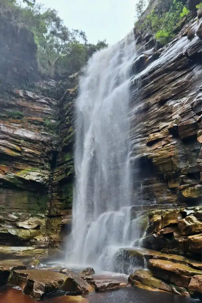 Une cascade d'eau représentant la légèreté grâce à la naturopathie pratiquée par Delphine Koniarski, praticienne en psychologie, naturopathie et réflexologie, porteuse du projet Delphinitea à Waterloo | Delphinitea